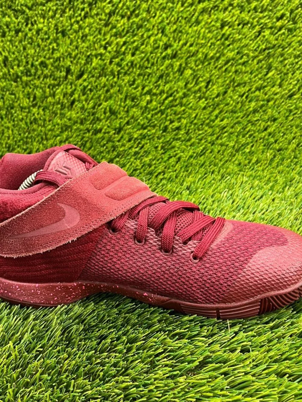 Nike Kyrie 2 GS Red Velvet Boys Size‎ 7Y Running Basketball Shoes Sneakers